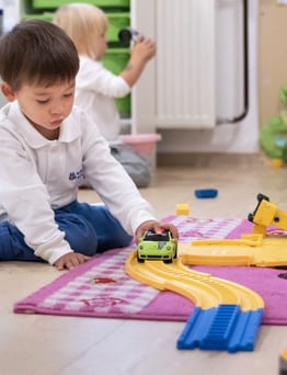 Otroci v vrtcu se igrajo z igračami